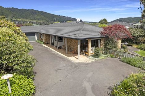 Photo of property in 12 Papawai Grove, Waikanae, 5036