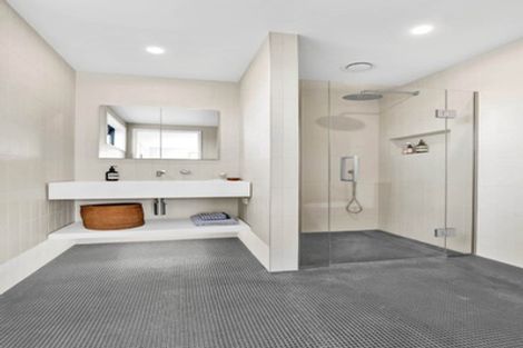 Photo of property in 5b Strandon Place, Strandon, New Plymouth, 4312