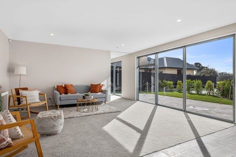 Photo of property in 98 Willowview Drive, Redwood, Christchurch, 8051