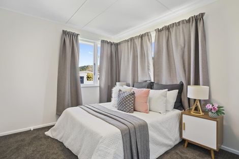 Photo of property in 5 Matthews Road, Wainuiomata, Lower Hutt, 5014