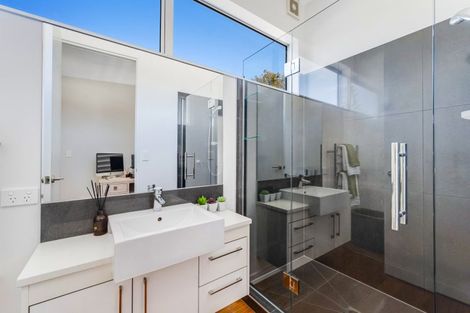 Photo of property in 33 Luplau Crescent, Cockle Bay, Auckland, 2014