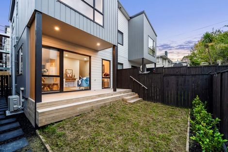 Photo of property in 10 Don Oliver Lane, Glen Eden, 0602