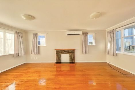 Photo of property in 24 Trojan Crescent, New Lynn, Auckland, 0600