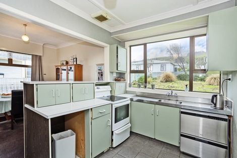 Photo of property in 180 Marine Parade, Bluff, 9814