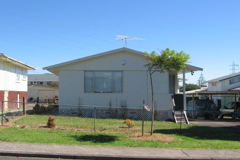 Photo of property in 12 Martin Place, Kelston, Auckland, 0602