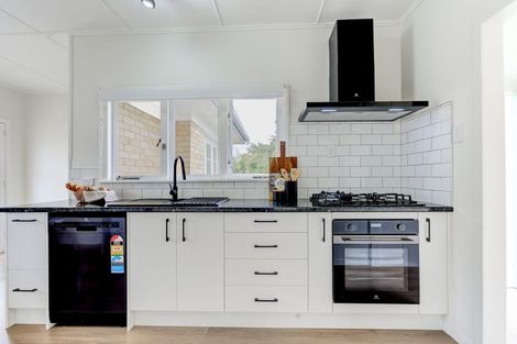 Photo of property in 36 Oxford Street, Fairfield, Hamilton, 3214