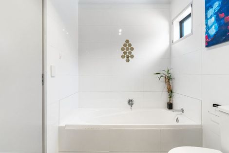 Photo of property in 24 Tutuwhatu Crescent, Weymouth, Auckland, 2103