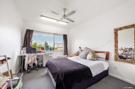 Photo of property in 320 Glenfield Road, Glenfield, Auckland, 0629