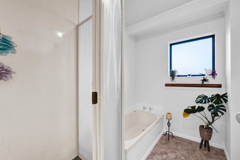 Photo of property in 24 Poplar Grove, Whalers Gate, New Plymouth, 4310