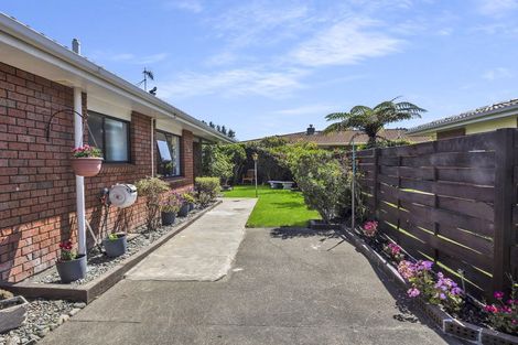 Photo of property in 21a Rosebank Grove, Waikanae, 5036