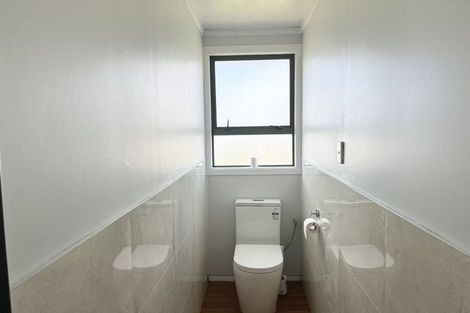 Photo of property in 22 Clairville Crescent, Wai O Taiki Bay, Auckland, 1072