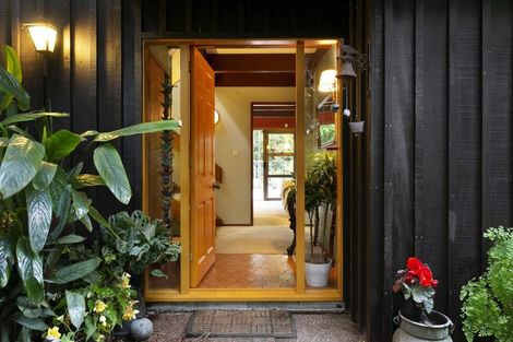 Photo of property in 8 Atarua Gardens, Waiatarua, Auckland, 0604