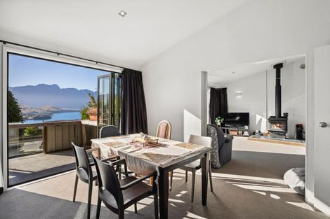 Photo of property in 6 Wynyard Crescent, Fernhill, Queenstown, 9300