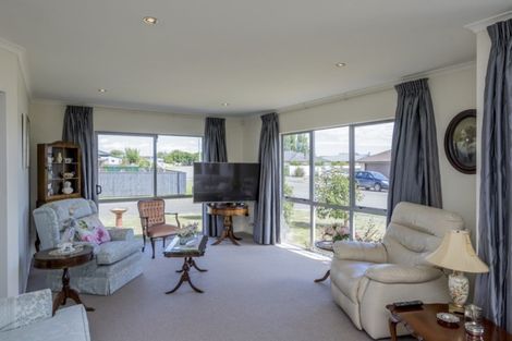 Photo of property in 16 Barry Curtis Place, Levin, 5510