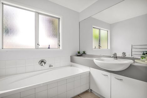 Photo of property in 92 Riverton Drive, Randwick Park, Auckland, 2105