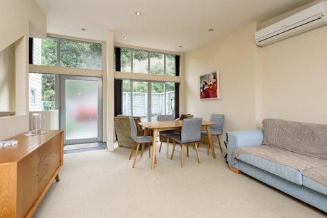 Photo of property in 30 Tiketike Way, Brooklyn, Wellington, 6021