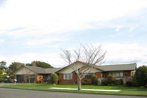 Photo of property in 16 Kinross Drive, Merrilands, New Plymouth, 4312