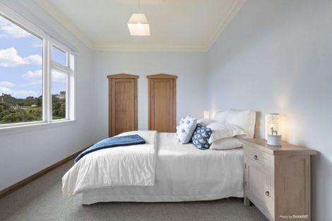 Photo of property in 92 Nevay Road, Karaka Bays, Wellington, 6022