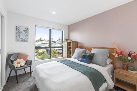 Photo of property in 1 Royal View Road, Te Atatu South, Auckland, 0610