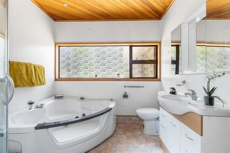 Photo of property in 14 Warrington Grove, Newlands, Wellington, 6037