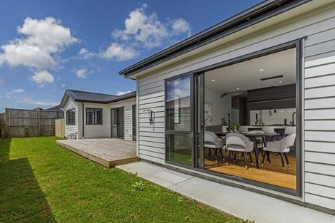Photo of property in 11 Mcindoe Road, Kumeu, 0810