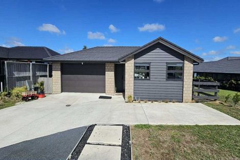 Photo of property in 35 Tahuna Minhinnick Drive, Glenbrook, 2681