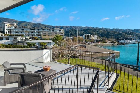 Photo of property in 37 Waikawa Road, Picton, 7220