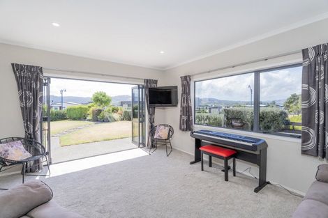 Photo of property in 6 Roseberry Place, Whitianga, 3510