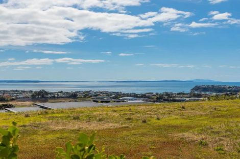 Photo of property in 1 Woodridge Drive, Stanmore Bay, Whangaparaoa, 0932