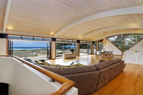 Photo of property in 87 Marine Parade North, Piha, 0772