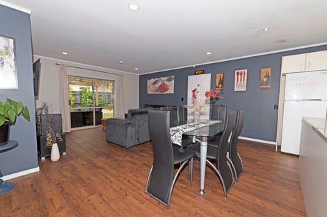 Photo of property in 3 Neta Grove, Henderson, Auckland, 0612