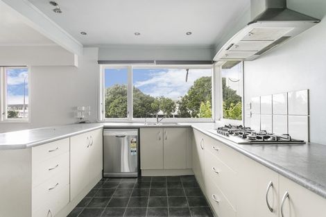 Photo of property in 9 Sutton Crescent, Papatoetoe, Auckland, 2025