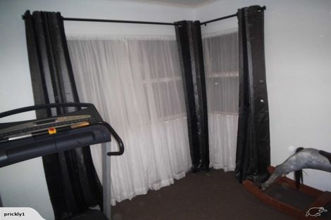 Photo of property in 2 Taupo Street, Green Bay, Auckland, 0604