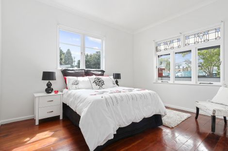 Photo of property in 9 Hutchinson Avenue, New Lynn, Auckland, 0600