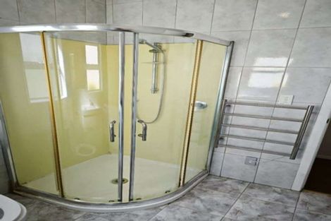 Photo of property in 11 Potter Avenue, Northcote, Auckland, 0627