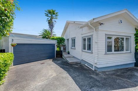 Photo of property in 2/136 Sunset Road, Unsworth Heights, Auckland, 0632