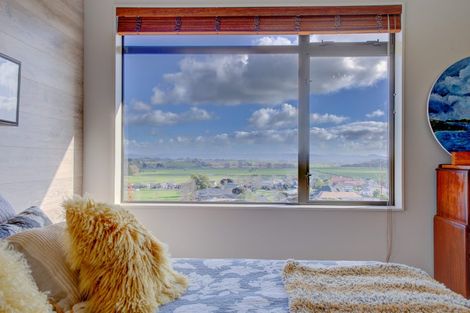 Photo of property in 15 Tironui Terrace, Western Heights, Hamilton, 3200