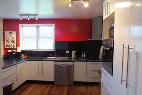 Photo of property in 5 Mayfair Place, Westown, New Plymouth, 4310