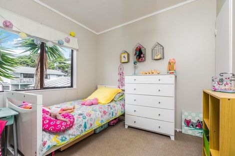 Photo of property in 2/5 Witheford Drive, Bayview, Auckland, 0629