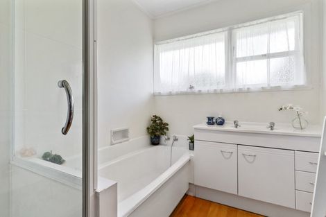 Photo of property in 16 La Trobe Street, Pakuranga Heights, Auckland, 2010