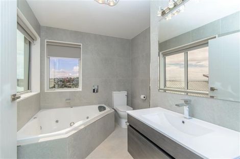 Photo of property in 2 Caldera Drive, Long Bay, Auckland, 0630