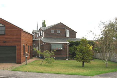 Photo of property in 20 Raphael Place, West Harbour, Auckland, 0618