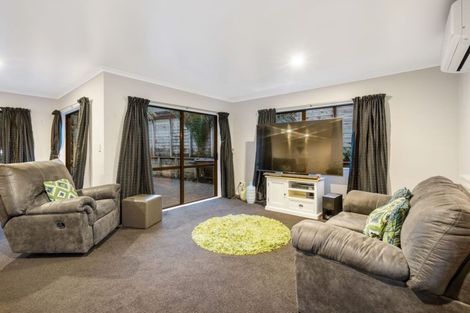 Photo of property in 3 Ebanjane Way, Clendon Park, Auckland, 2103