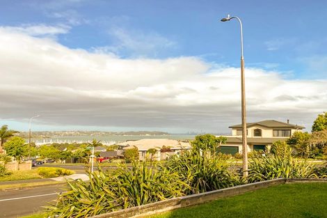 Photo of property in 20 Whiting Grove, West Harbour, Auckland, 0618
