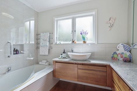 Photo of property in 98 Takahe Road, Titirangi, Auckland, 0604