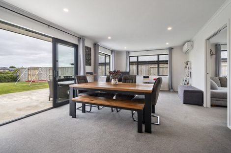 Photo of property in 21 Sardinia Grove, Fitzherbert, Palmerston North, 4410