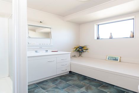 Photo of property in 40 Pokapu Street, Titirangi, Auckland, 0600