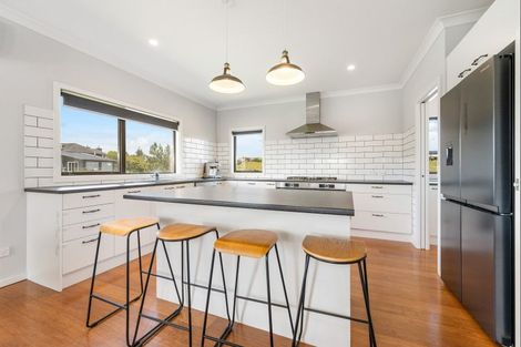 Photo of property in 1 Vaucluse Heights, Fitzherbert, Palmerston North, 4410