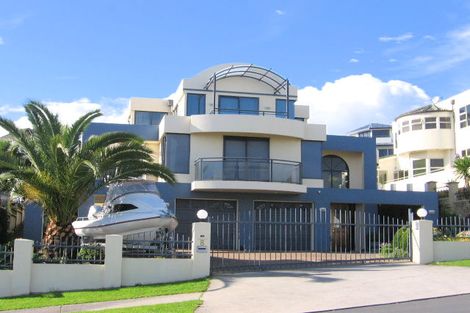 Photo of property in 8 Lobelia Rise, Goodwood Heights, Auckland, 2105