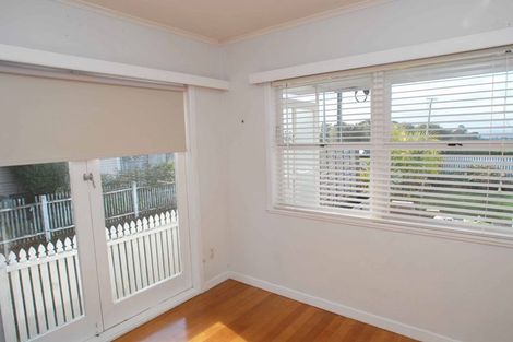 Photo of property in 296 East Coast Road, Forrest Hill, Auckland, 0620